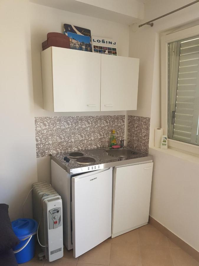 Small Studio Mali Losinj Bagian luar foto